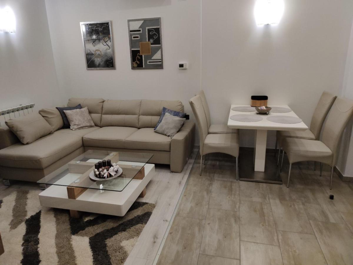 Apartments Battistutti - Free Private Parking ザグレブ エクステリア 写真