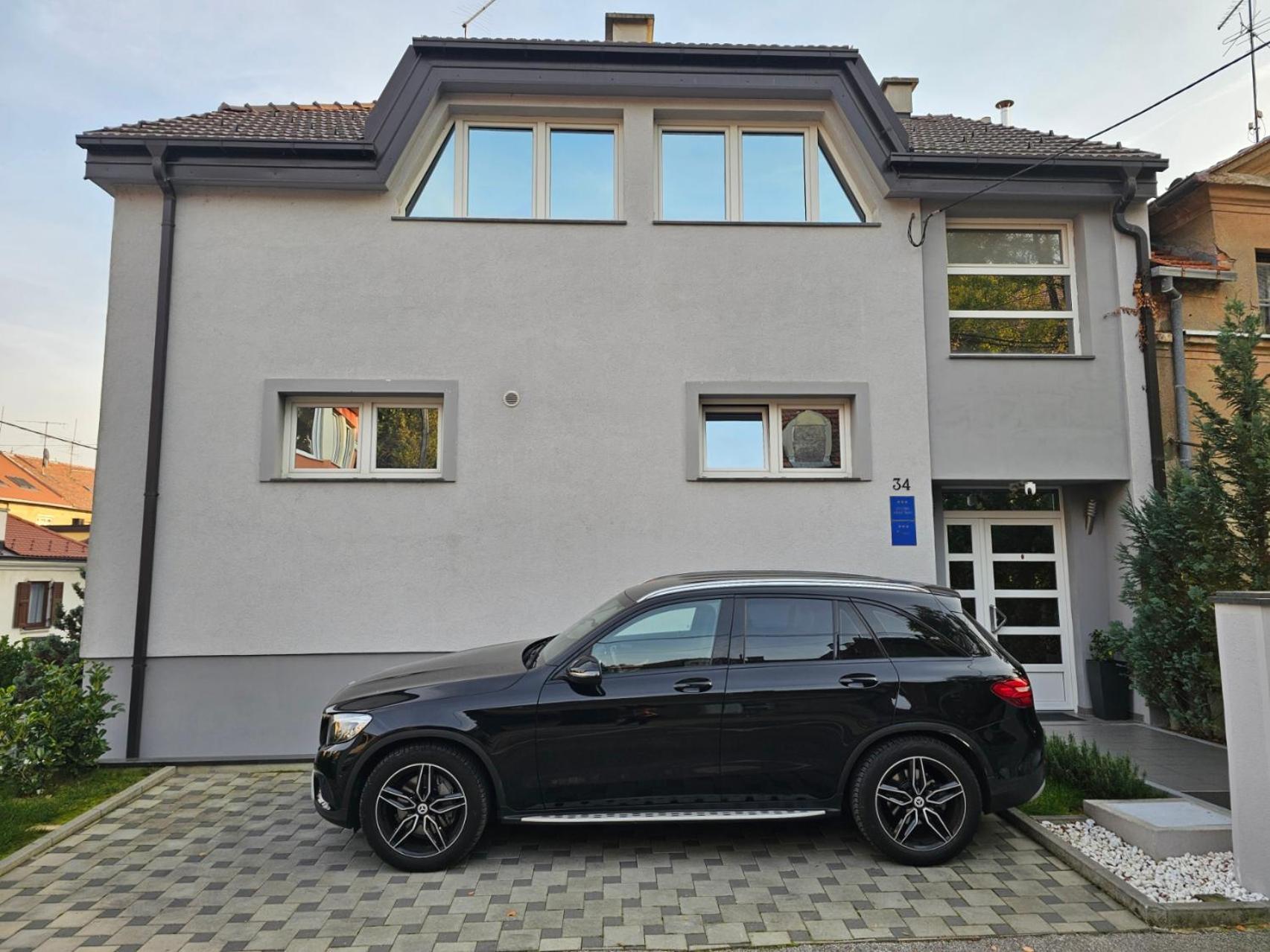 Apartments Battistutti - Free Private Parking ザグレブ エクステリア 写真
